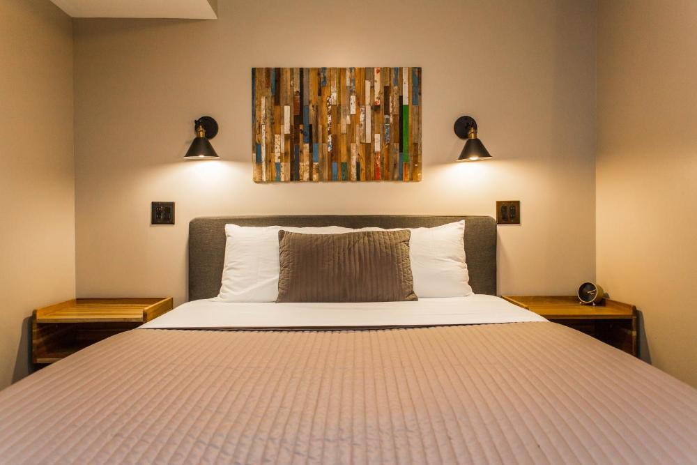 Deluxe Queen Room interior
